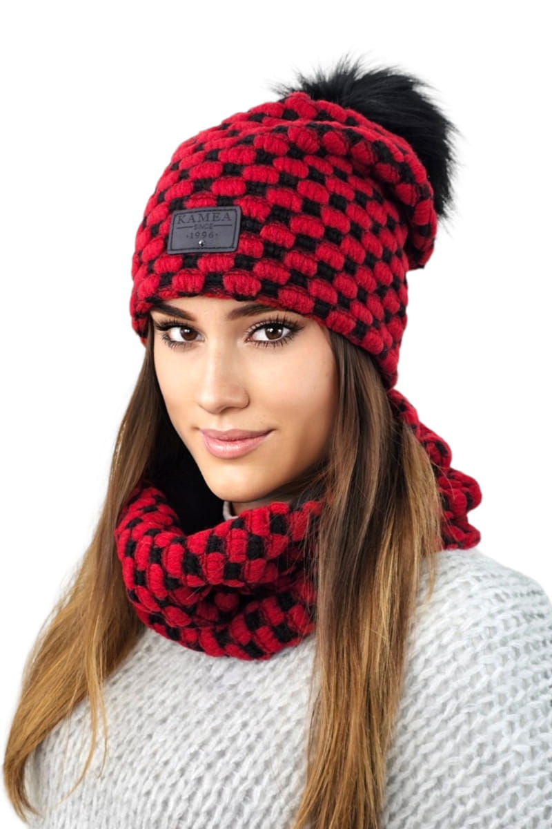 Detal czapki IMELDA z puszystym pomponem i firmowym patchem, idealny na chłodne dni | KAMEA | Spironik.pl