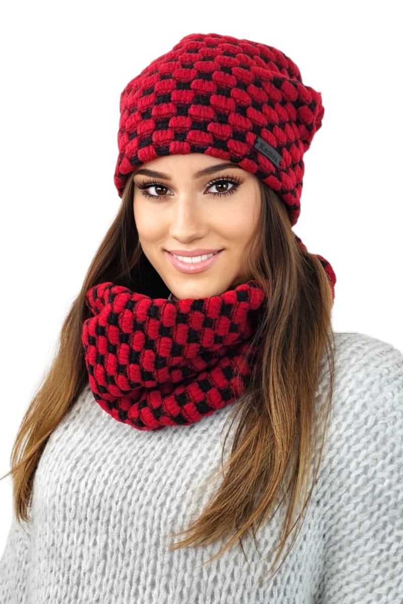 Detal czapki z logo z eco skórki oraz komina typu tuba w czerwonym kolorze, zapewniający ciepło i komfort | KAMEA | Spironik.pl