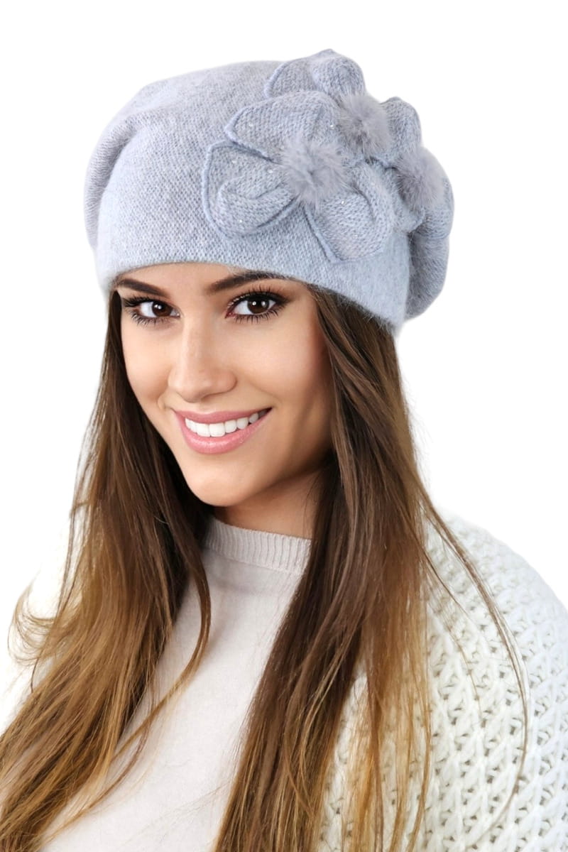 Detal ozdoby beretu CINDY z kwiatami i cyrkoniami, wykonany z 40% angory i 60% nylonu | KAMEA | Spironik.pl