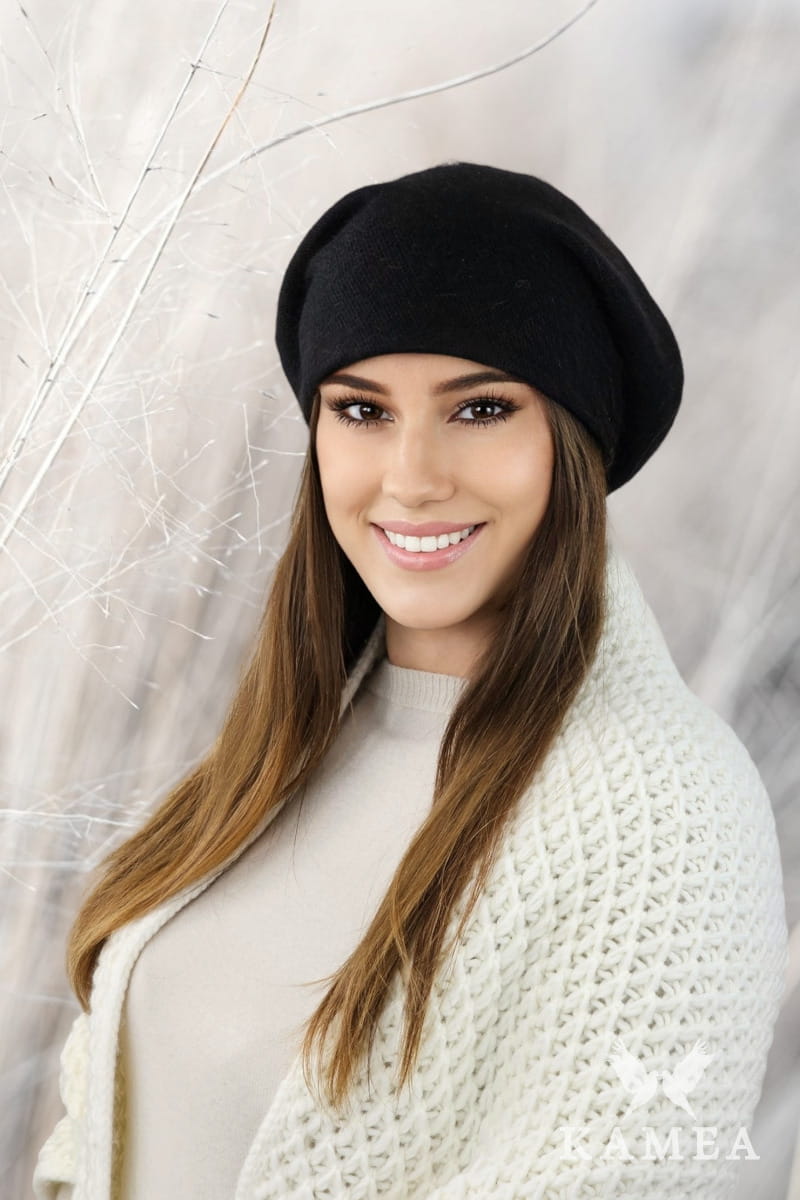 Beret Damski, Model: Cleo, Kolor: czarny, Skład materiału: 40% Angora; 60% Nylon, Przeznaczenie: Jesień/Zima, Rozmiar: Uniwersalny (54-60)