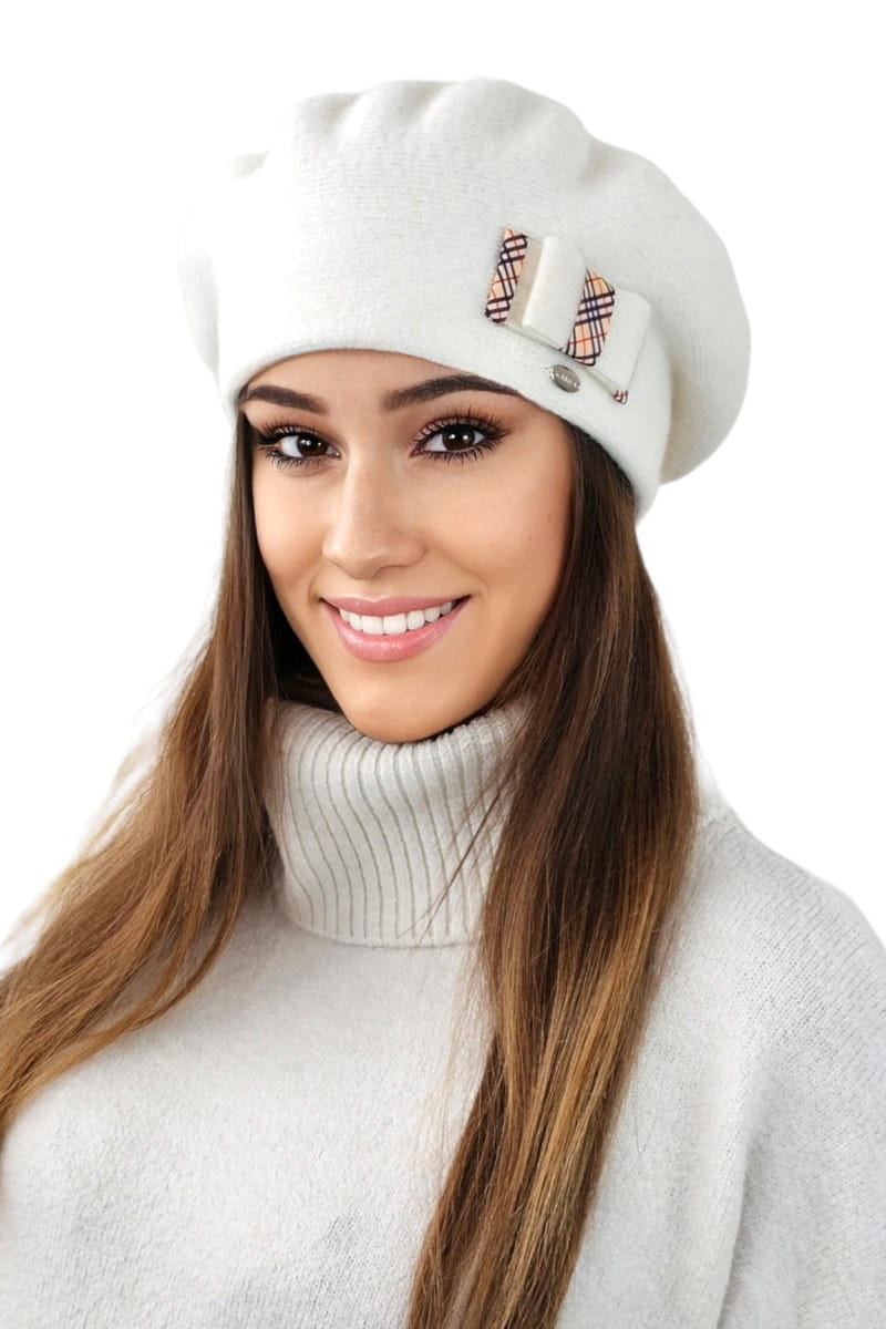 Detal beretu ARNIKA w kolorze ekru, z niską nóżką i ozdobną kokardą, idealny na chłodne dni | KAMEA | Spironik.pl