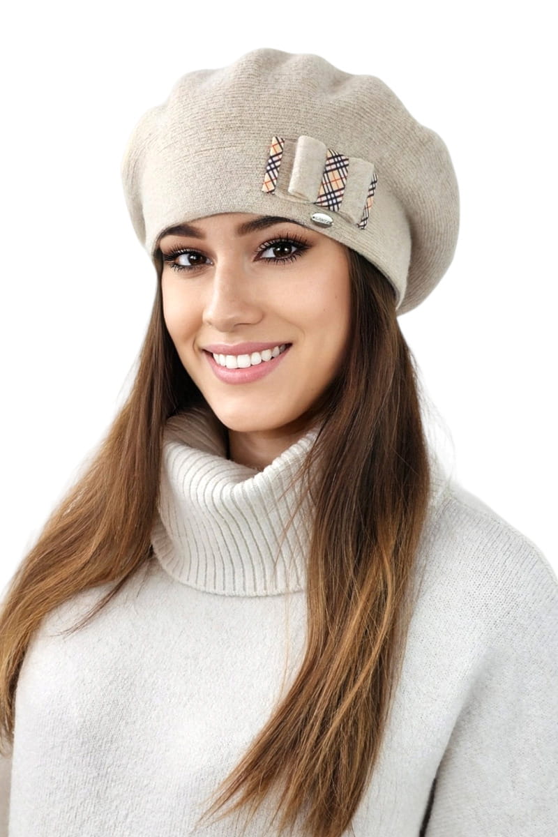 Klasyczny beret ARNIKA w kolorze beżowym, ozdobiony kokardą, uniwersalny rozmiar 54-60 | manufacture | Spironik.pl