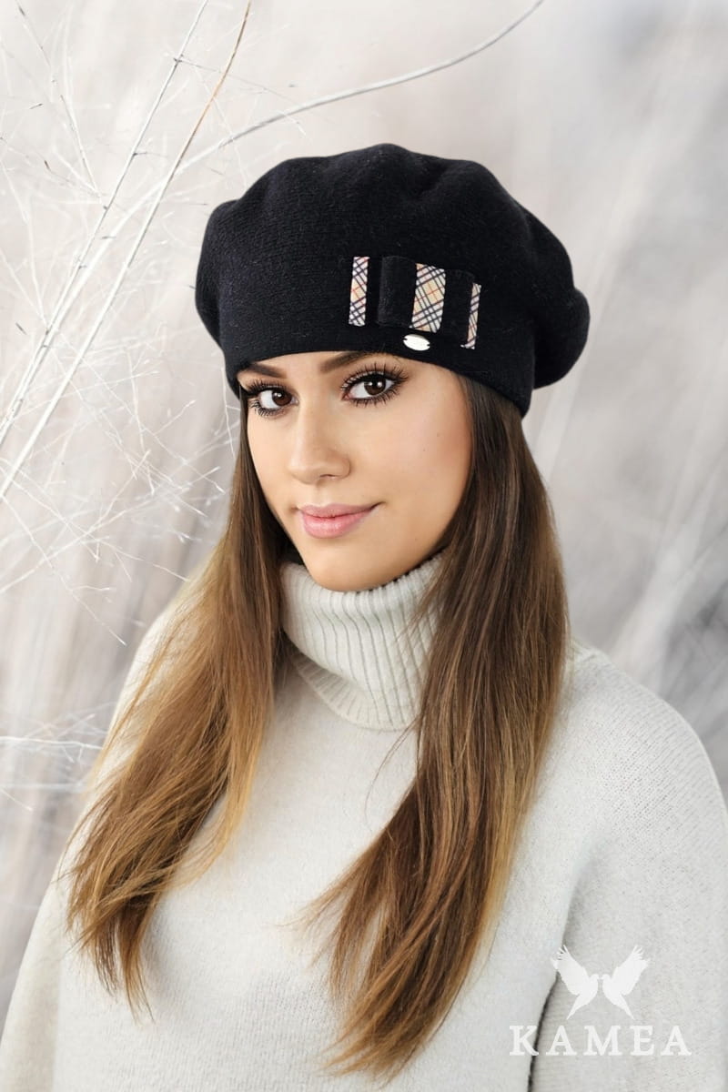 Czarny beret damski ARNIKA z kokardą, wykonany z wełny i poliamidu, idealny na jesień i zimę | manufacture | Spironik.pl