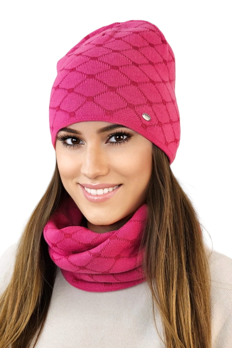 Komplet (Czapka + Komin), Model: Diamond-Komplet, Kolor: malinowy, Skład materiału: 50% Bawełna; 40% Akryl; 10% Poliamid, Przeznaczenie: Jesień/Zima, Wymiary(długość/szerokość): 27cm/37cm (Komplet (Czapka + Komin), zdjęcie 2)