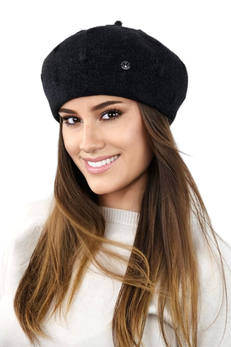 Detal czarnego beretu damskiego Linda, z przestrzennym wzorem i subtelnym błyskiem materiału | KAMEA | Spironik.pl