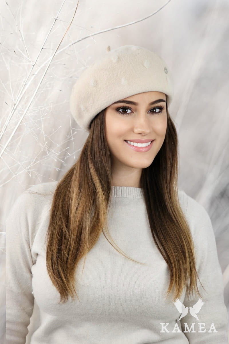 Dámský baret, Model: Linda, Barva: ekru, Složení materiálu: 100% Polyester, Určení: Podzim/Zima, Velikost: Univerzální (54-60) (Dámský baret, fotografie 2)