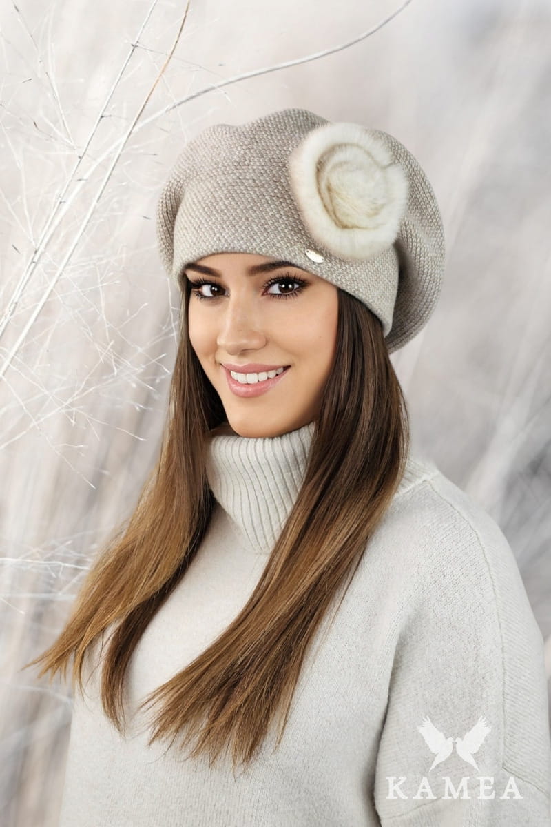 Beret Damski, Model: Sasanka, Kolor: beżowy, Skład materiału: 80% Wełna; 20% Poliamid, Przeznaczenie: Jesień/Zima, Rozmiar: Uniwersalny (54-60)