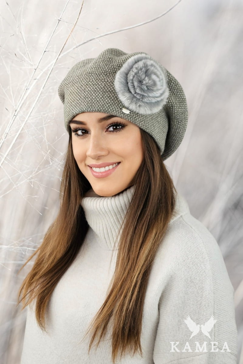 Beret Damski, Model: Sasanka, Kolor: khaki, Skład materiału: 80% Wełna; 20% Poliamid, Przeznaczenie: Jesień/Zima, Rozmiar: Uniwersalny (54-60)