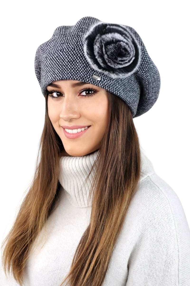 Detal czarnego beretu Sasanka, ukazujący fakturę materiału i zdobienie z królika | KAMEA | Spironik.pl