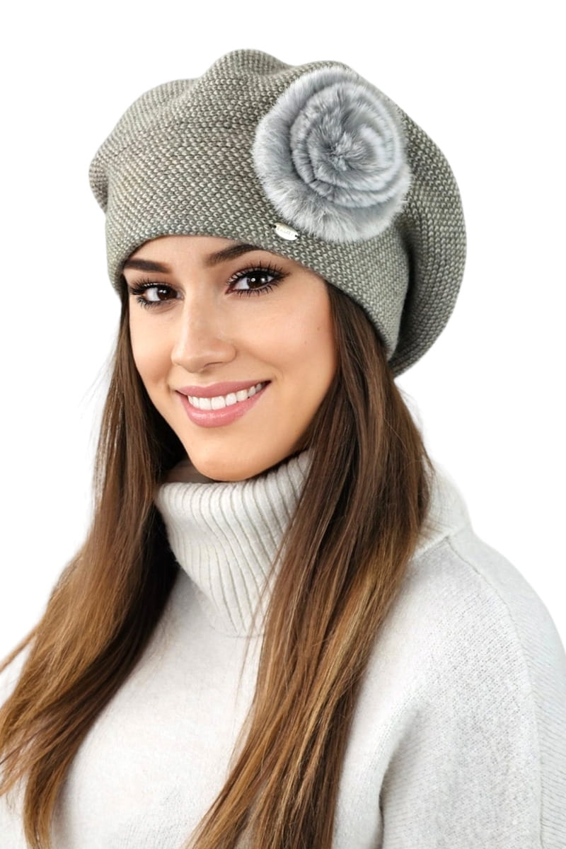 Detal beretu SASANKA w kolorze khaki, wykonany z wełny, z naturalnym puszkiem z królika jako ozdobą | KAMEA | Spironik.pl