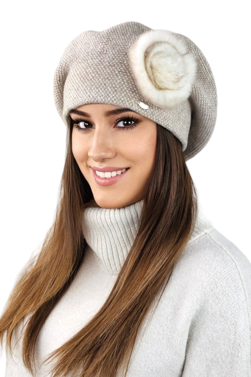 Detal beretu SASANKA w kolorze beżowym, wykonany z wełny i poliamidu, z naturalnym puszkiem z królika | KAMEA | Spironik.pl
