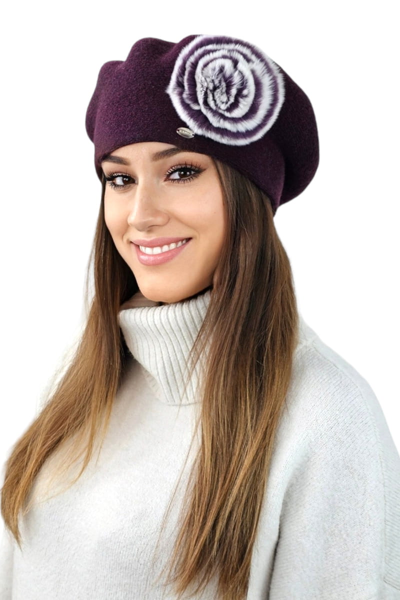 Detal aplikacji z naturalnego futerka na fioletowym beretcie damskim ORCHID, model uniwersalny 54-60 | KAMEA | Spironik.pl