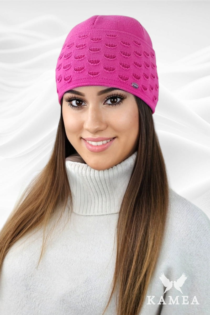 Čepice, Model: Funkia, Barva: malinová, Složení materiálu: 52% Viskóza; 26% Pbt; 22% Polyamid, Určení: Podzim/Zima, Velikost: Univerzální (54-60)