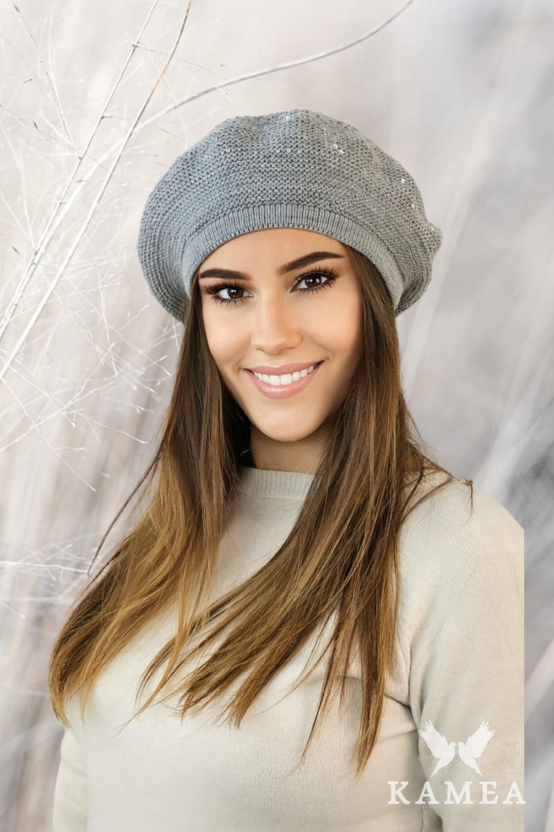 Beret Damski, Model: Piwonia, Kolor: szary, Skład materiału: 50% Akryl; 20% Wełna; 15% Poliamid; 15% Poliester, Przeznaczenie: Jesień/Zima, Rozmiar: Uniwersalny (54-60)