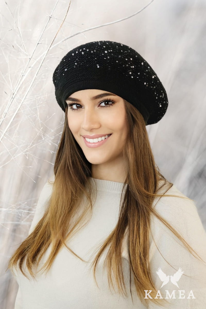 Beret Damski, Model: Piwonia, Kolor: czarny, Skład materiału: 50% Akryl; 20% Wełna; 15% Poliamid; 15% Poliester, Przeznaczenie: Jesień/Zima, Rozmiar: Uniwersalny (54-60)