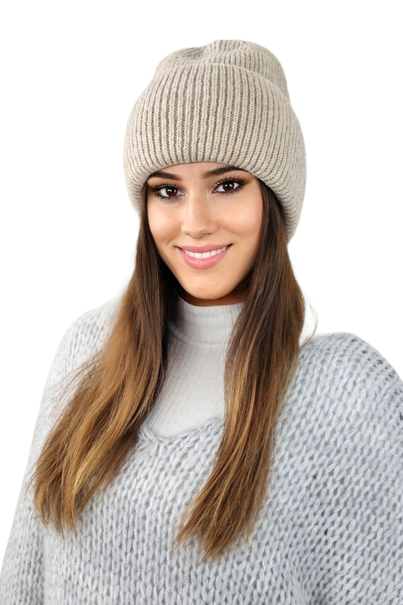 Detal czapki ALMA ukazujący prążkowaną fakturę materiału oraz uniwersalny rozmiar 54-60 | KAMEA | Spironik.pl