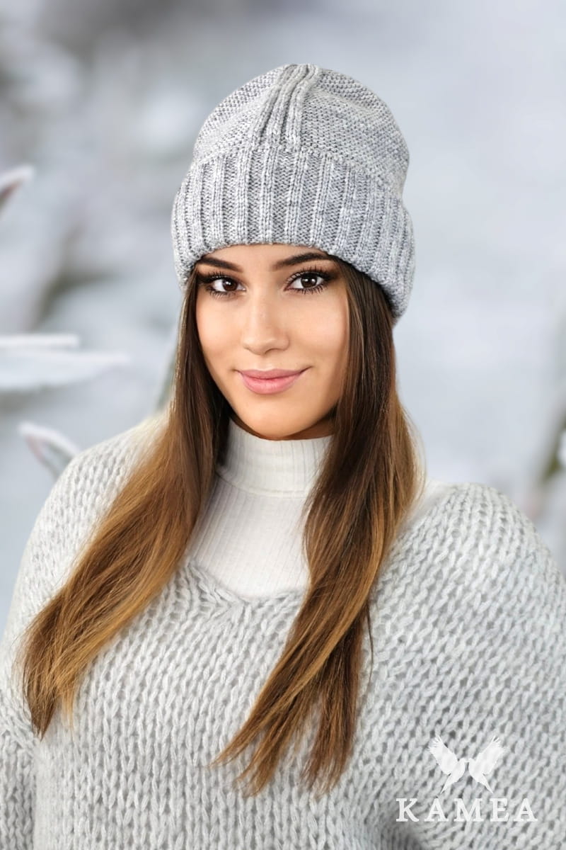 Čepice, Model: Vera, Barva: šedá, Složení materiálu: 50% Akryl; 25% Polyamid; 25% Vlna, Určení: #NAZVA?, Velikost: Univerzální (54-60)