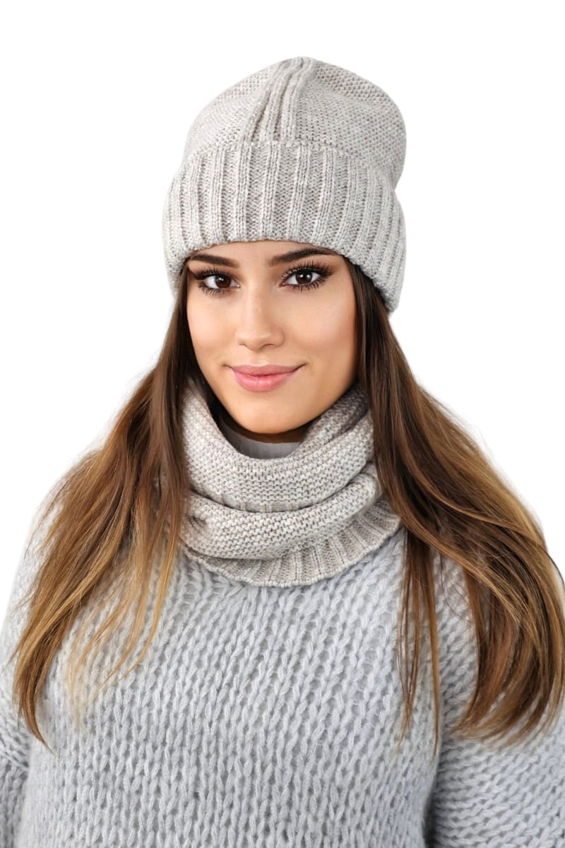 Detal czapki i komina VERA w beżowym kolorze, z ciekawym wzorem dziewiarskim i melanżowym wykończeniem | KAMEA | Spironik.pl