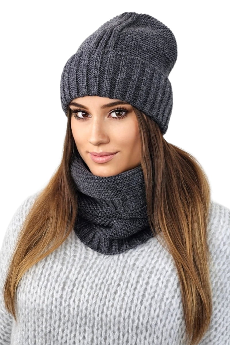 Detal czapki i komina VERA w stonowanej kolorystyce, idealny do codziennych stylizacji | KAMEA | Spironik.pl