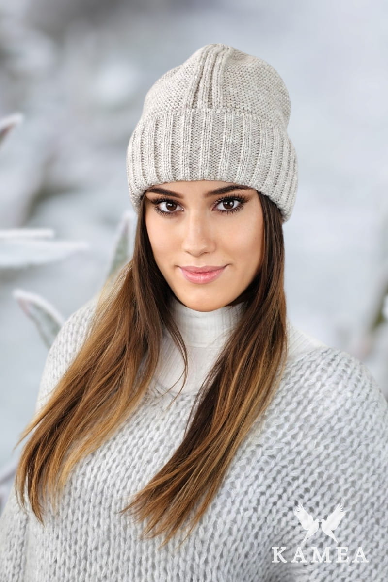 Čepice, Model: Vera, Barva: béžová, Složení materiálu: 50% Akryl; 25% Polyamid; 25% Vlna, Určení: Podzim/Zima, Velikost: Univerzální (54-60)