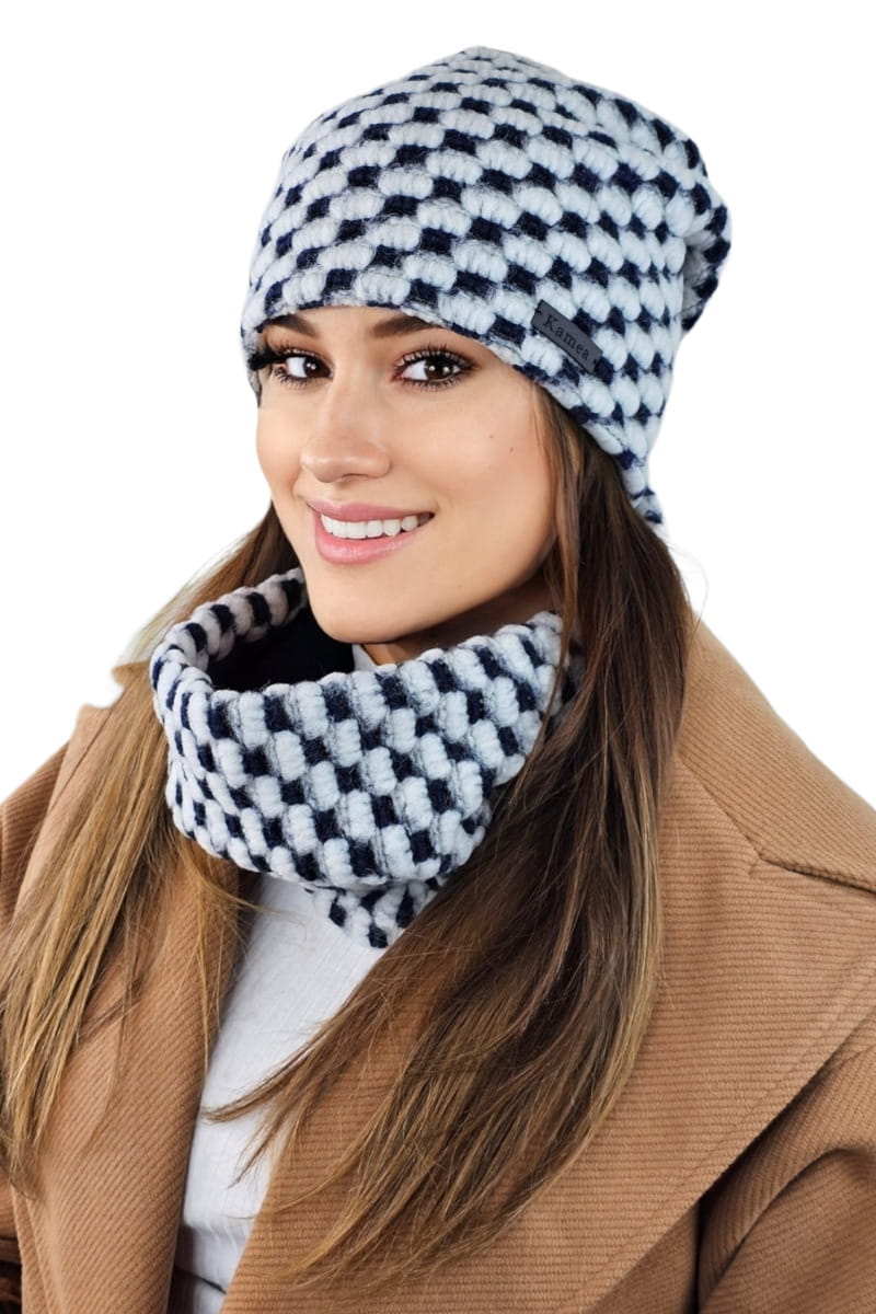 Detal czapki z logo z eco skórki oraz miękką polarową podszewką, zapewniający komfort i ciepło | KAMEA | Spironik.pl