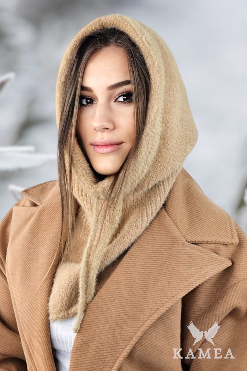 Kaptur Damski, Model: Kaptur-Blanka, Kolor: camelowy, Skład materiału: 55% Poliamid; 35% Wiskoza; 6% Poliester; 4% Modal, Przeznaczenie: Jesień/Zima, Rozmiar: Uniwersalny