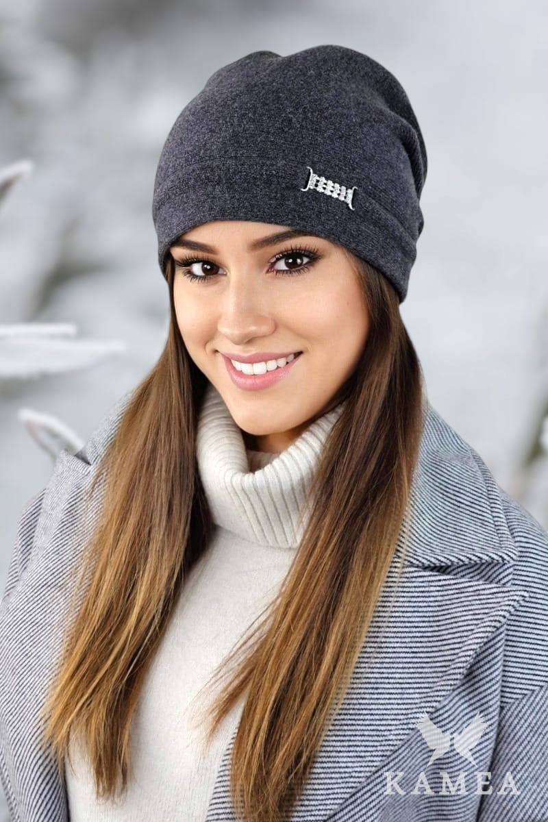 Čepice, Model: Leonora, Barva: grafitová, Složení materiálu: 80% Vlna; 20% Polyamid, Velikost: Univerzální (54-60) (Čepice, fotografie 3)