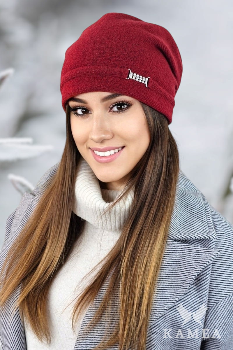 Dámská čepice, Model: Leonora, Barva: víno, Složení materiálu: 80% Vlna; 20% Polyamid, Určení: Podzim/Zima, Velikost: Univerzální (54-60)