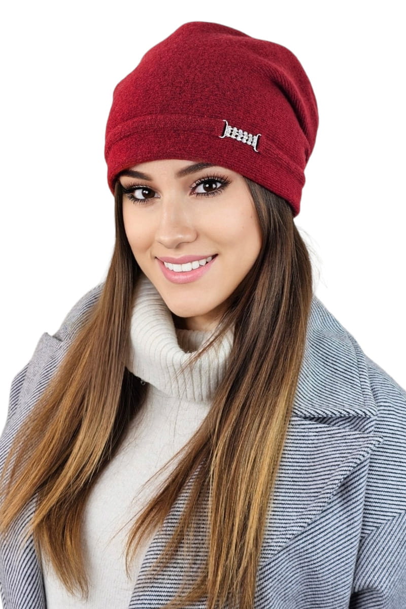 Dámská čepice, Model: Leonora, Barva: víno, Složení materiálu: 80% Vlna; 20% Polyamid, Určení: Podzim/Zima, Velikost: Univerzální (54-60) (Dámská čepice, fotografie 2)