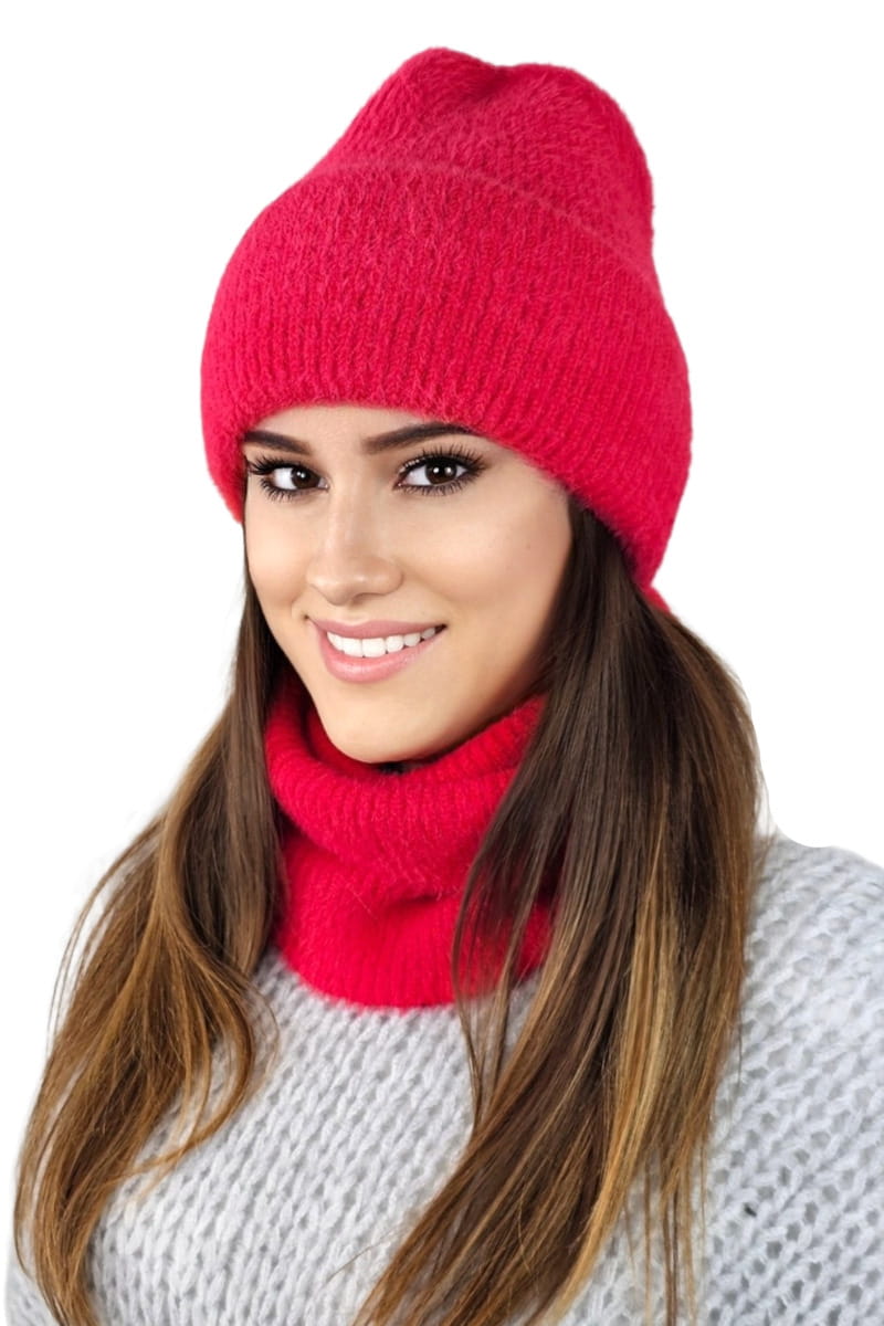 Detal czapki Benita z szerokim wywinięciem, idealnej na chłodne dni, w kolorze czerwonym | KAMEA | Spironik.pl