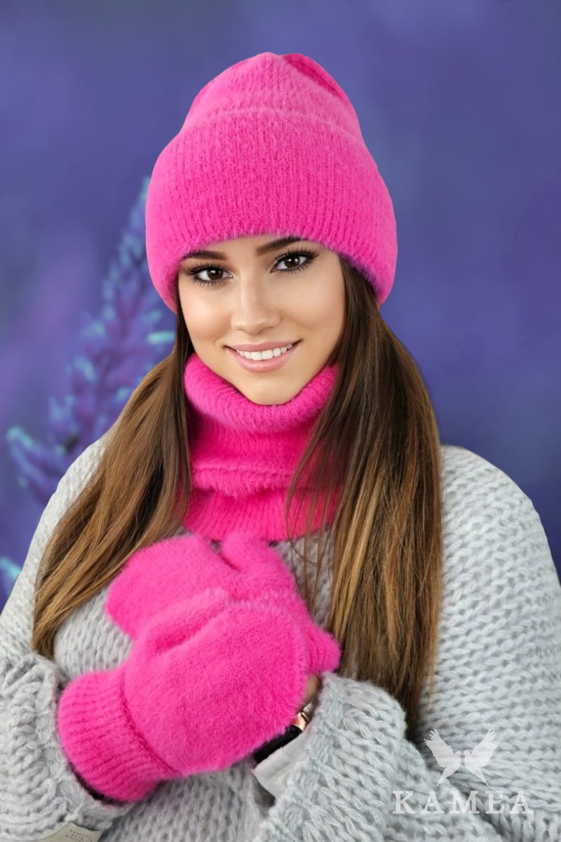 Komplet czapka z kominem w użyciu, idealny do codziennych stylizacji oraz sportowych outfitów | KAMEA | Spironik.pl