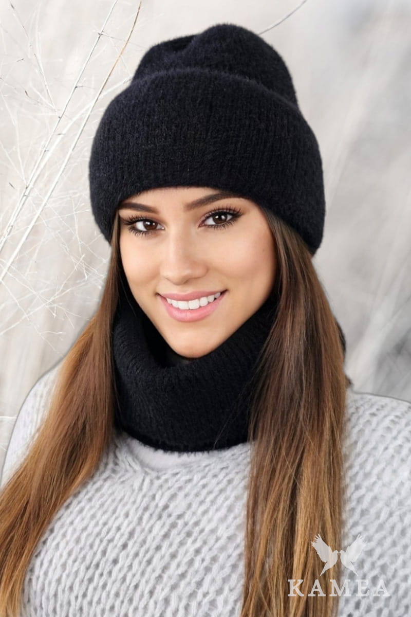 Komplet (Czapka+ Komin), Model: Benita-Komplet, Kolor: czarny, Skład materiału: 55% Poliamid; 35% Wiskoza; 6% Poliester; 4% Modal, Rozmiar: Uniwersalny (54-60)