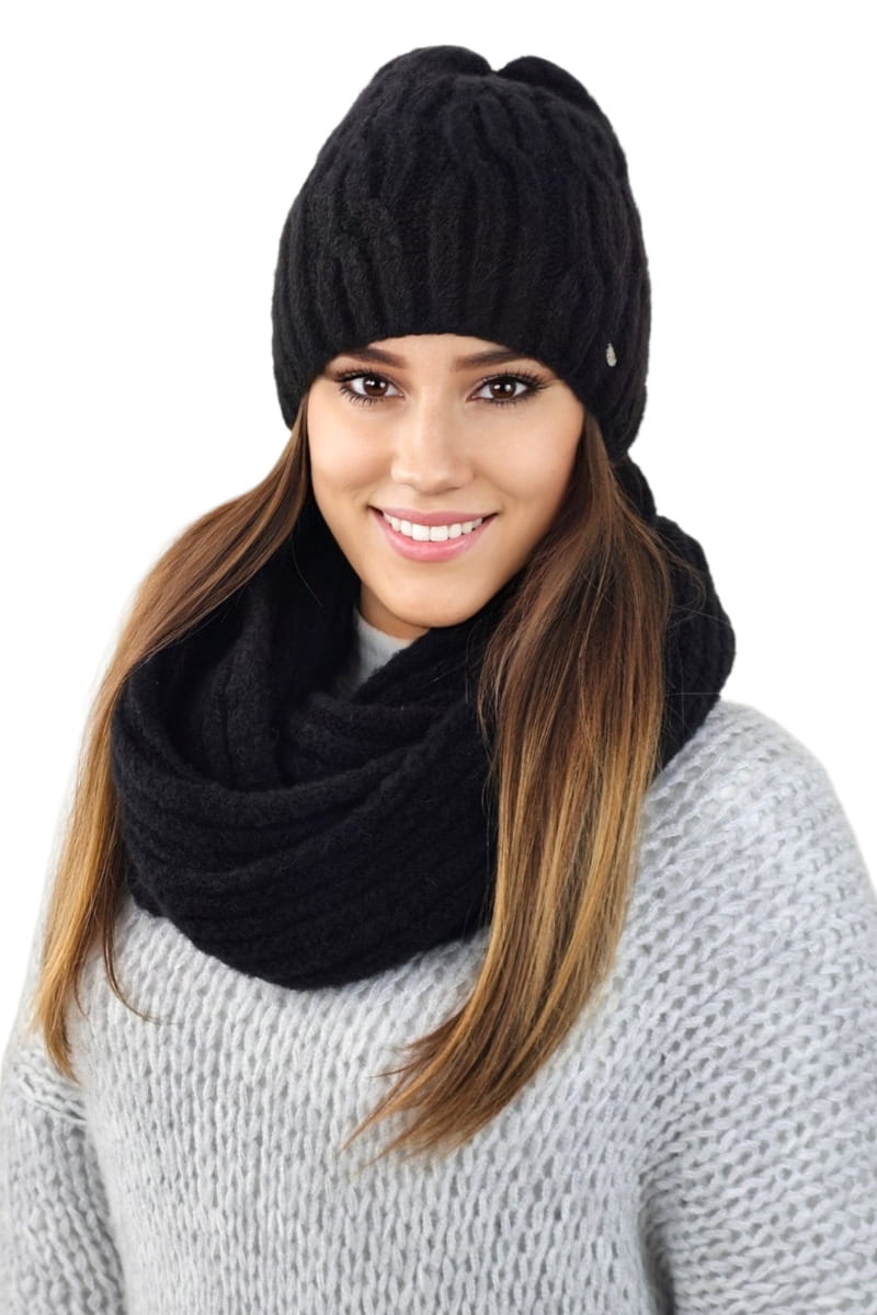 Detal czapki i komina Gizma w czarnym kolorze, ukazujący miękką fakturę materiału | KAMEA | Spironik.pl