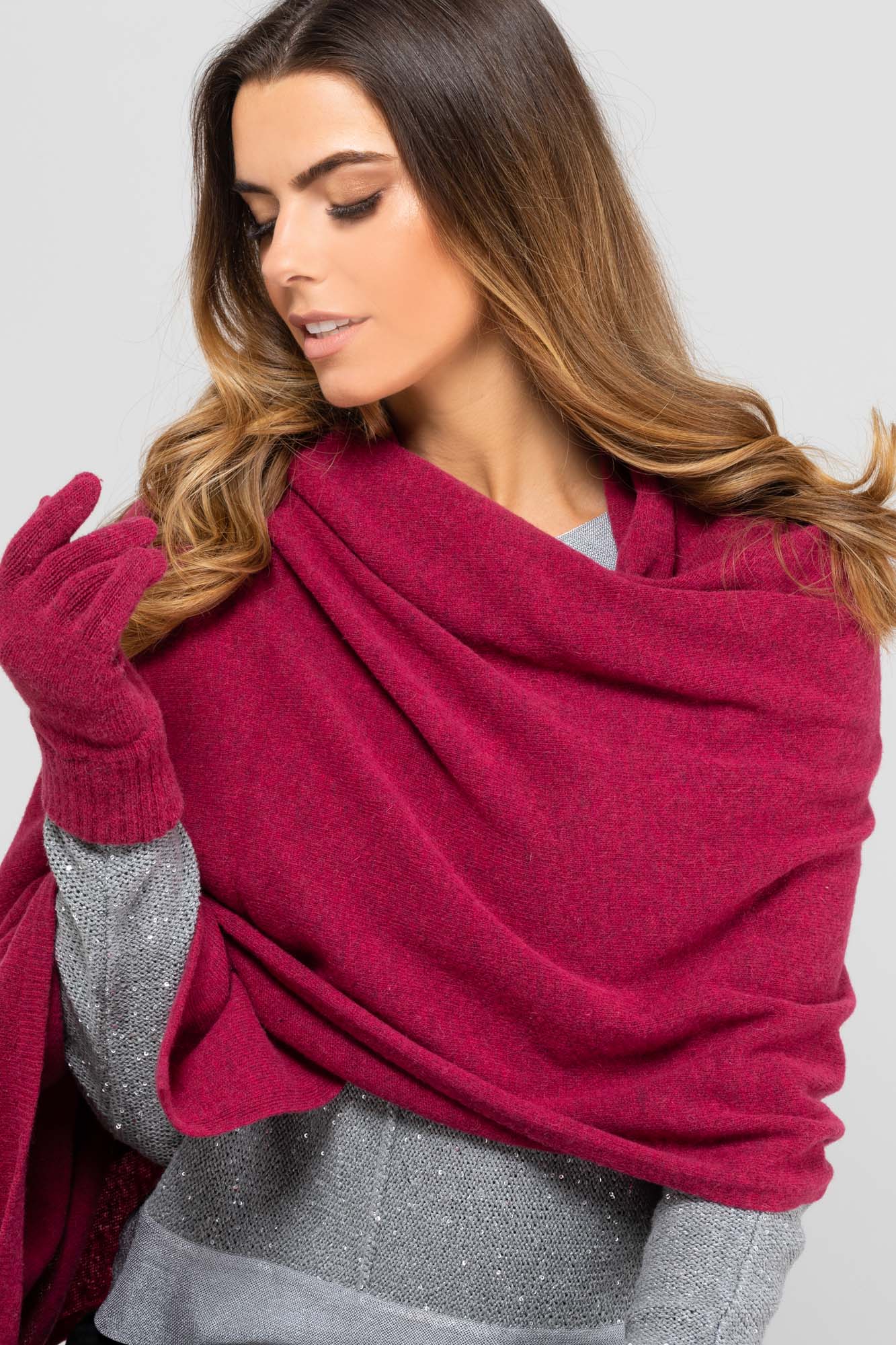 Model: Szalik-01, Kolor: fuksja, Skład materiału: 80% Wełna; 20% Poliamid, Przeznaczenie: Jesień/Zima, Wymiary(długość/szerokość): 180cm/65cm