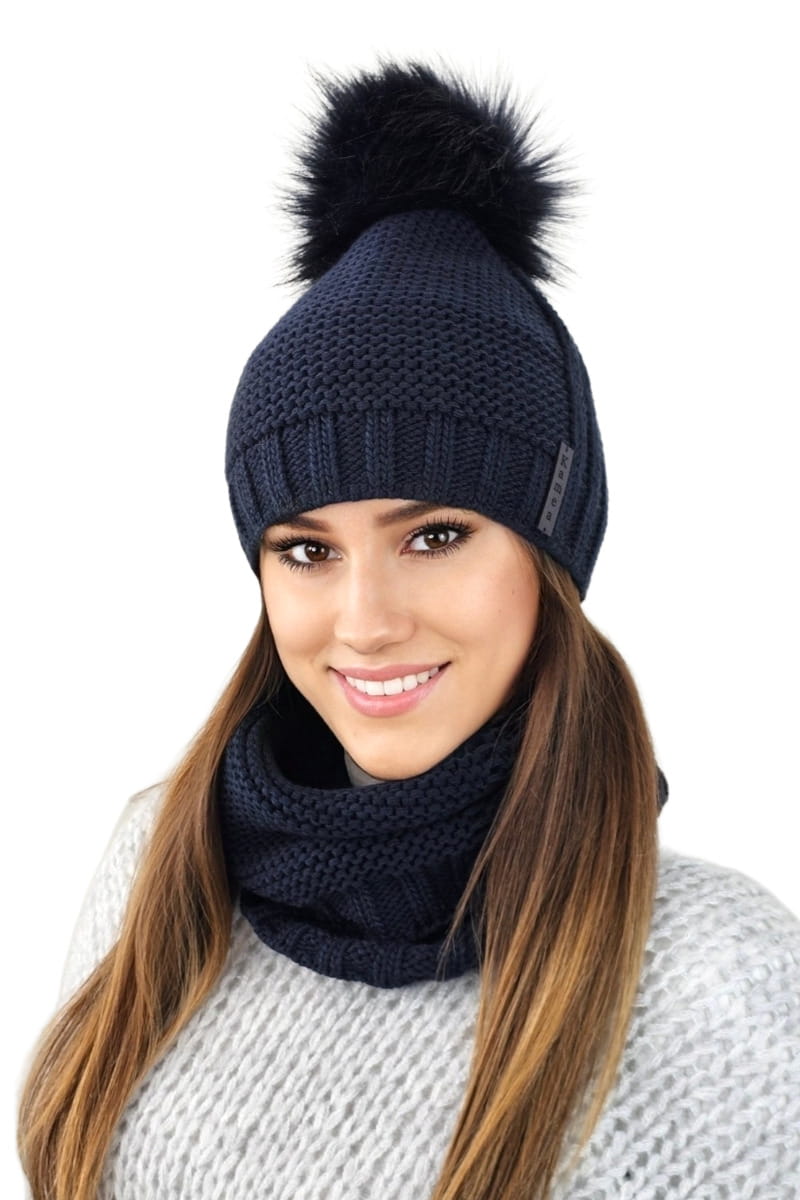 Komplet (Čepice + Šála), Model: Fiona-Komplet, Barva: námořnická, Složení materiálu: 50% Akryl; 30% Vlna; 20% Polyamid, Určení: Podzim/Zima, Velikost: Univerzální (54-60) (Komplet (Čepice + Šála), fotografie 2)