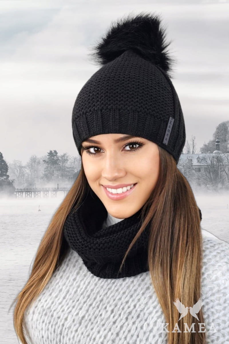 Komplet (Czapka+ Komin), Model: Fiona-Komplet, Kolor: czarny, Skład materiału: 50% Akryl; 30% Wełna; 20% Poliamid, Przeznaczenie: Jesień/Zima, Rozmiar: Uniwersalny (54-60)