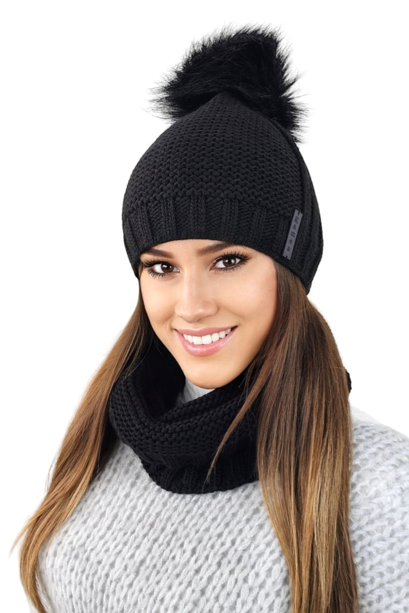 Detal czapki FIONA z ociepleniem polarem, z charakterystycznymi prążkami po bokach, idealny na zimowe dni | KAMEA | Spironik.pl