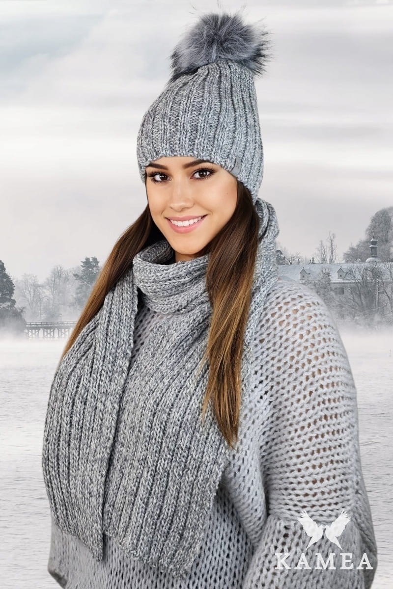 Komplety: czapka + szalik/komin, Model: Wezyr-Komplet, Kolor: szary, Skład materiału: 50% Wełna; 50% Akryl, Przeznaczenie: Jesień/Zima, Wymiary(długość/szerokość): 180cm/25cm