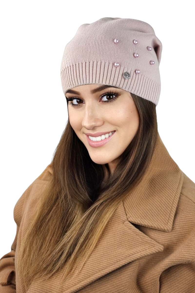 Detal ręcznie naszywanych szklanych koralików na czapce Kalcyt w kolorze różowym | KAMEA | Spironik.pl