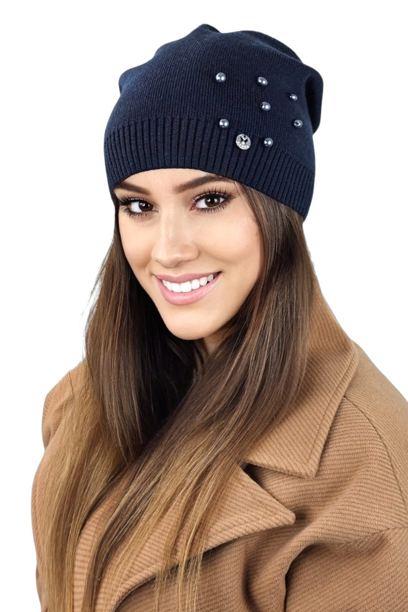 Detal czapki KALCYT z ręcznie naszywanymi koralikami, idealna na jesień i zimę | KAMEA | Spironik.pl