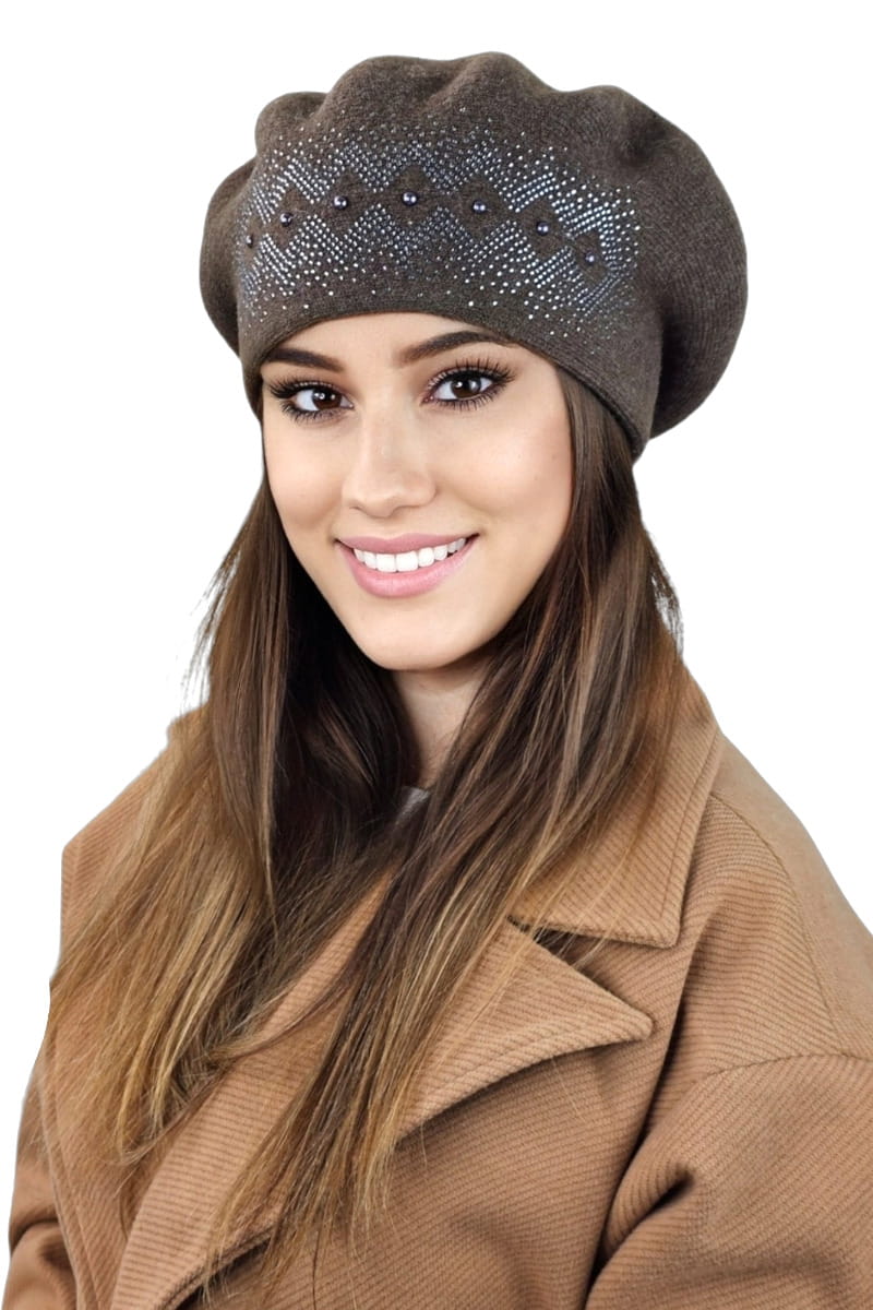 Detal wełnianego beretu GINGER w kolorze brązowym, ukazujący miękką fakturę i połysk pół pereł | KAMEA | Spironik.pl