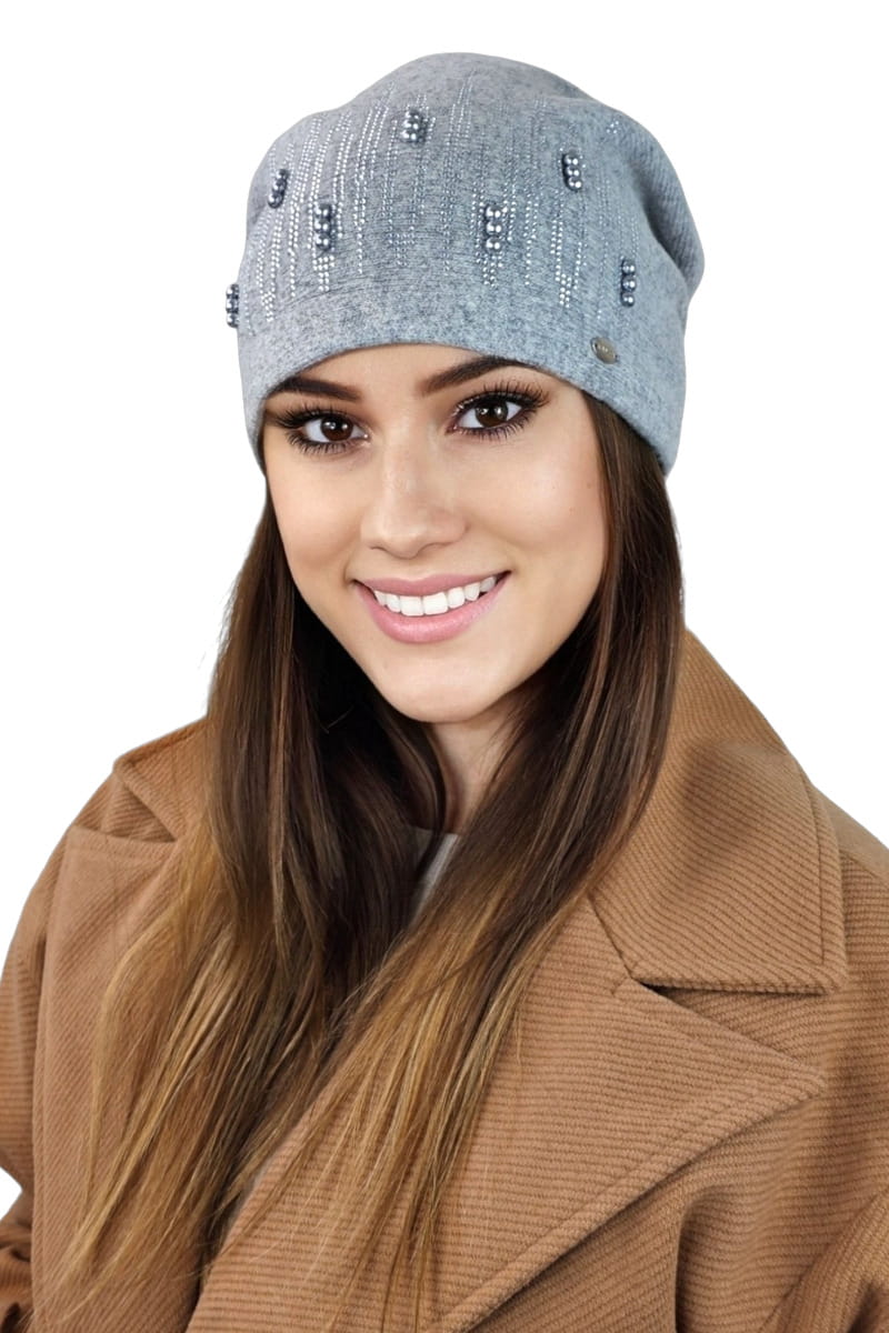 Detal czapki GINA z wełny, ukazujący połyskujące dżety i perłowe koraliki na szarym tle | KAMEA | Spironik.pl