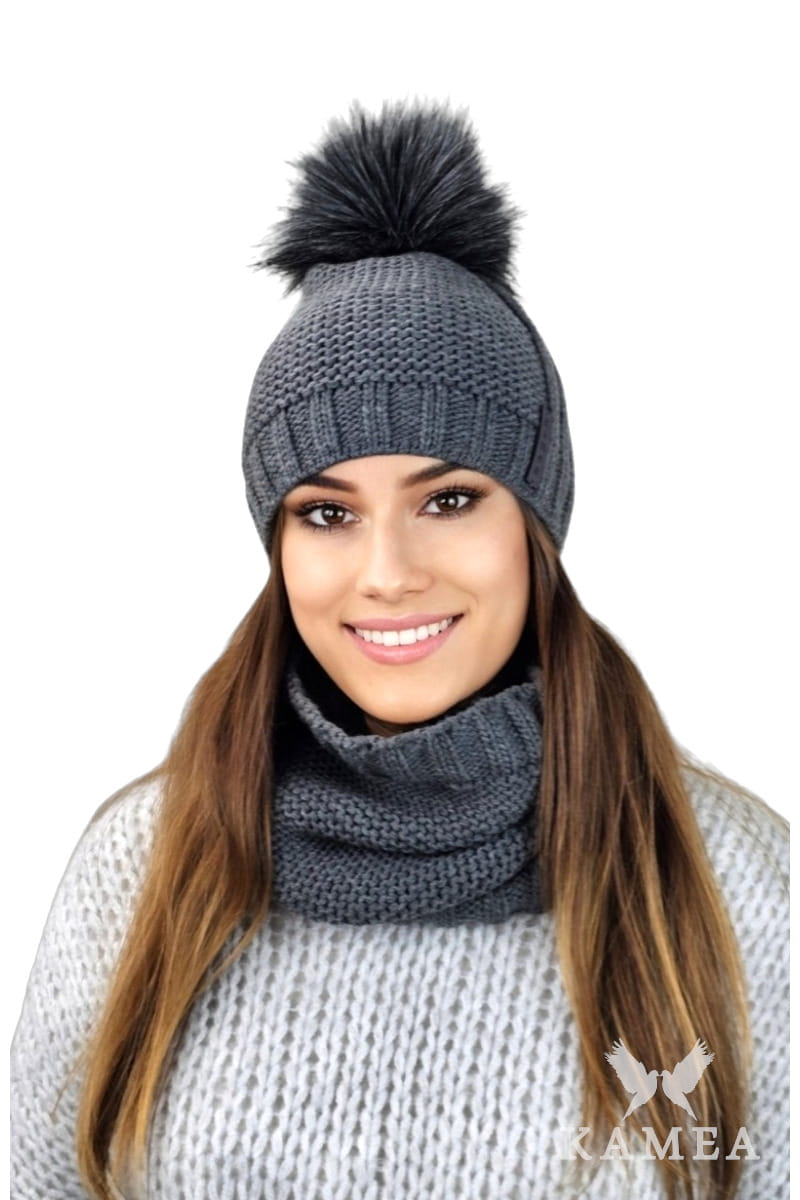 Komplet (Čepice + Šála), Model: Fiona-Komplet, Barva: grafitová, Složení materiálu: 50% Akryl; 30% Vlna; 20% Polyamid, Určení: Podzim/Zima, Velikost: Univerzální (54-60) (Komplet (Čepice + Šála), fotografie 2)
