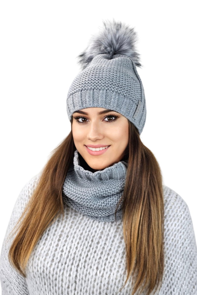 Komplet (Čepice + Šála), Model: Fiona-Komplet, Barva: šedá, Složení materiálu: 50% Akryl; 30% Vlna; 20% Polyamid, Určení: Podzim/Zima, Velikost: Univerzální (54-60) (Komplet (Čepice + Šála), fotografie 2)