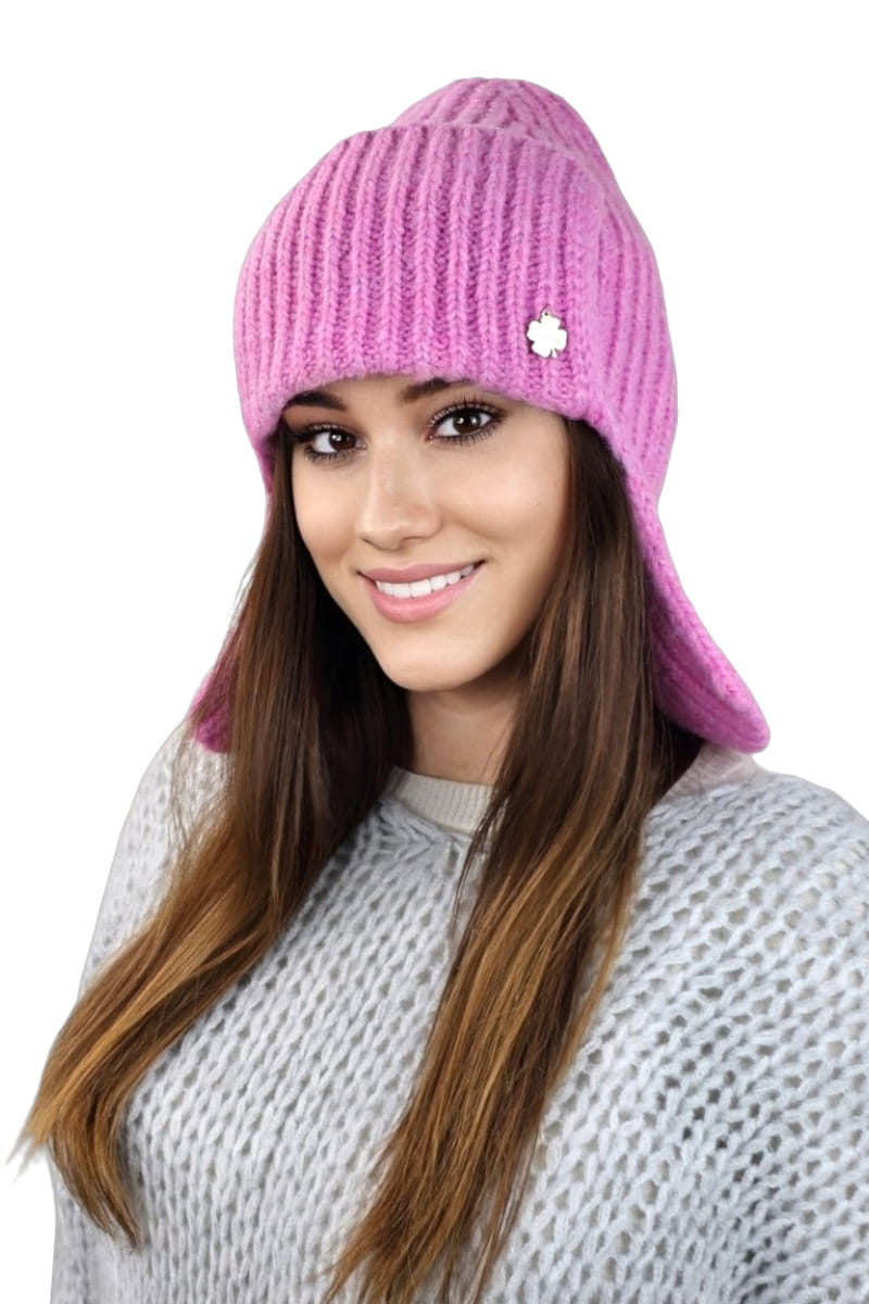 Detal czapki AMETYST z ozdobną blaszką i klasycznym prążkiem, idealna na jesień i zimę | KAMEA | Spironik.pl