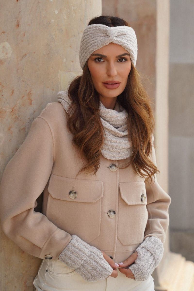 Komplet (Opaska + Komin), Model: Boogi-Komplet, Kolor: ekru, Skład materiału: 46% Poliakryl; 22% Poliester; 12% Poliamid; 10% Wełna; 5% Alpaka; 4% Poliester Metalik; 1% Elastan, Przeznaczenie: Jesień/Zima, Wymiary(długość/szerokość): 64cm/28cm