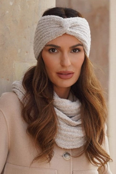 Opaska Damska, Model: Boogi-Opaska, Kolor: ekru, Skład materiału: 46% Poliakryl; 22% Poliester; 12% Poliamid; 10% Wełna; 5% Alpaka; 4% Poliester Metalik; 1% Elastan, Przeznaczenie: Jesień/Zima, Rozmiar: Uniwersalny (54-60) (Opaska Damska, zdjęcie 2)