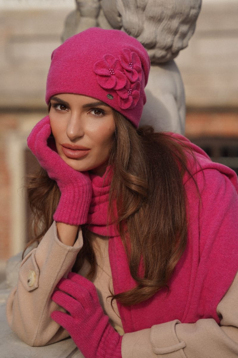 Czapka Damska, Model: Ambrozja, Kolor: malinowy, Skład materiału: 80% Wełna; 20% Poliamid, Przeznaczenie: Jesień/Zima, Rozmiar: Uniwersalny (54-60)