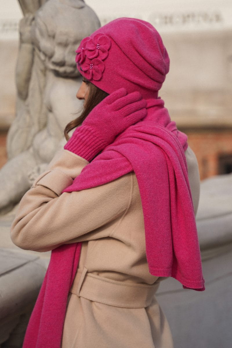 Czapka Damska, Model: Ambrozja, Kolor: malinowy, Skład materiału: 80% Wełna; 20% Poliamid, Przeznaczenie: Jesień/Zima, Rozmiar: Uniwersalny (54-60) (Czapka Damska, zdjęcie 2)