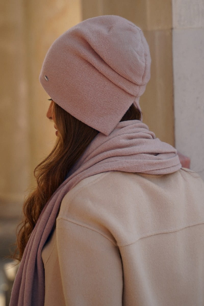 Čepice, Model: Iris, Barva: růžová, Složení materiálu: 80% Vlna; 20% Polyamid, Určení: Podzim/Zima, Velikost: Univerzální (54-60) (Čepice, fotografie 2)